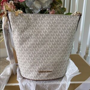 Michael Kors Brooke Zip Bucket Brand New Authentic 12x11